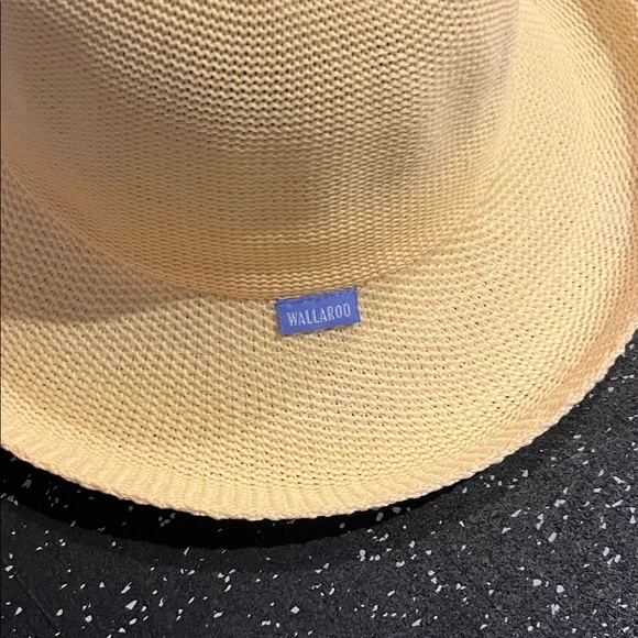 Yellow wallaroo packable Victoria - Picture 3 of 4